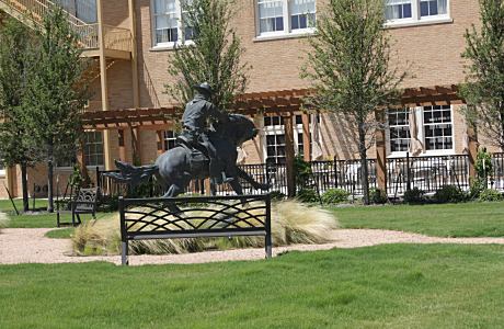 Hotel Settles Exterior Landscaping