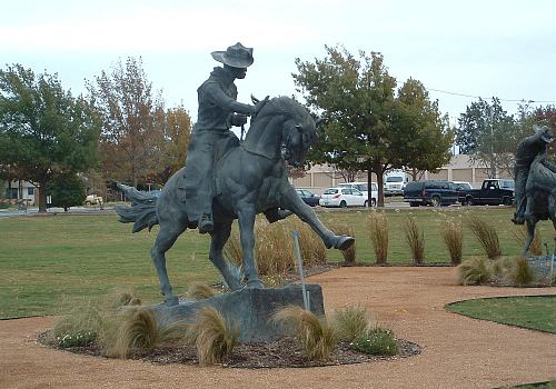 Hotel Settles Grounds and Sculptures